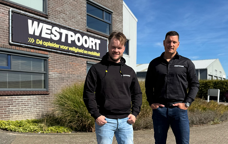 Gesneden afbeelding van directeur Westpoort en collega voor de deur bij Opleidingscentrum Westpoort in Drachten