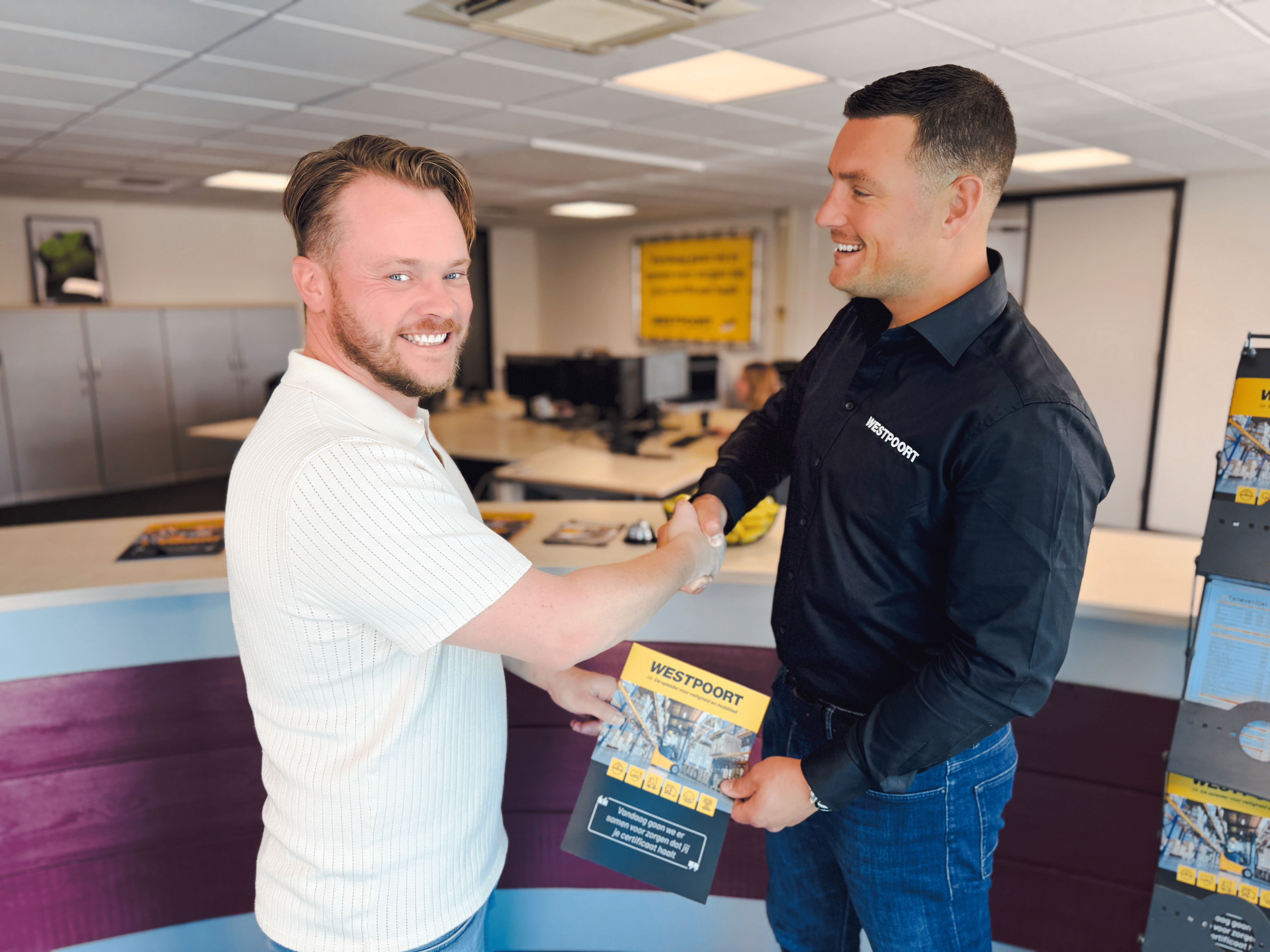 Opleidingscentrum Westpoort in Drachten - Campagne - Afbeelding cursist geslaagd en ontvangt certificaat bij de balie - Landscape