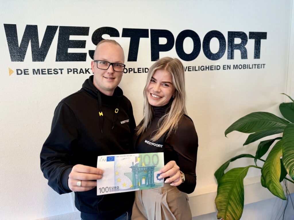 Twee Westpoort-collega’s voor het Westpoort-logo houden een €100-biljet vast; verwijzing naar de €100 reply-korting op incompany en besloten-groep trainingen.