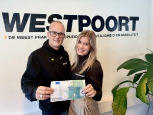Twee Westpoort-collega’s voor het Westpoort-logo houden een €100-biljet vast; verwijzing naar de €100 reply-korting op incompany en besloten-groep trainingen.