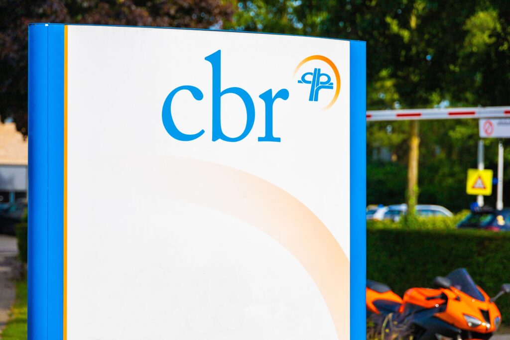 Bord met CBR logo bij examencentrum, ter illustratie van artikel over nieuwe rijbewijsregels van Opleidingscentrum Westpoort (4e rijbewijsrichtlijn)
