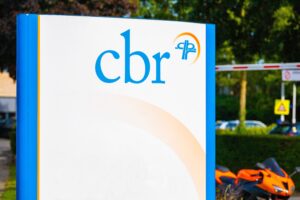 Bord met CBR logo bij examencentrum, ter illustratie van artikel over nieuwe rijbewijsregels van Opleidingscentrum Westpoort (4e rijbewijsrichtlijn)