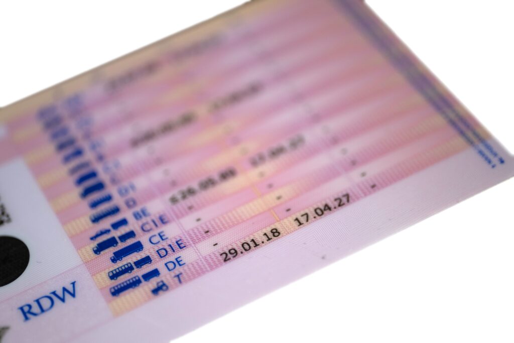 Close up van een Nederlands rijbewijs met rijbewijscategorieën, ter illustratie van artikel over de 4e Europese rijbewijsrichtlijn.