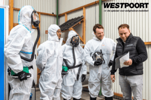 Cursisten volgen praktijktraining veilig werken met asbest bij Opleidingscentrum Westpoort