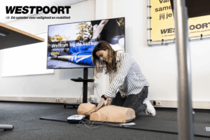 Deelnemer volgt BHV Fries tijdens reanimatie-oefening bij Opleidingscentrum Westpoort in Drachten.