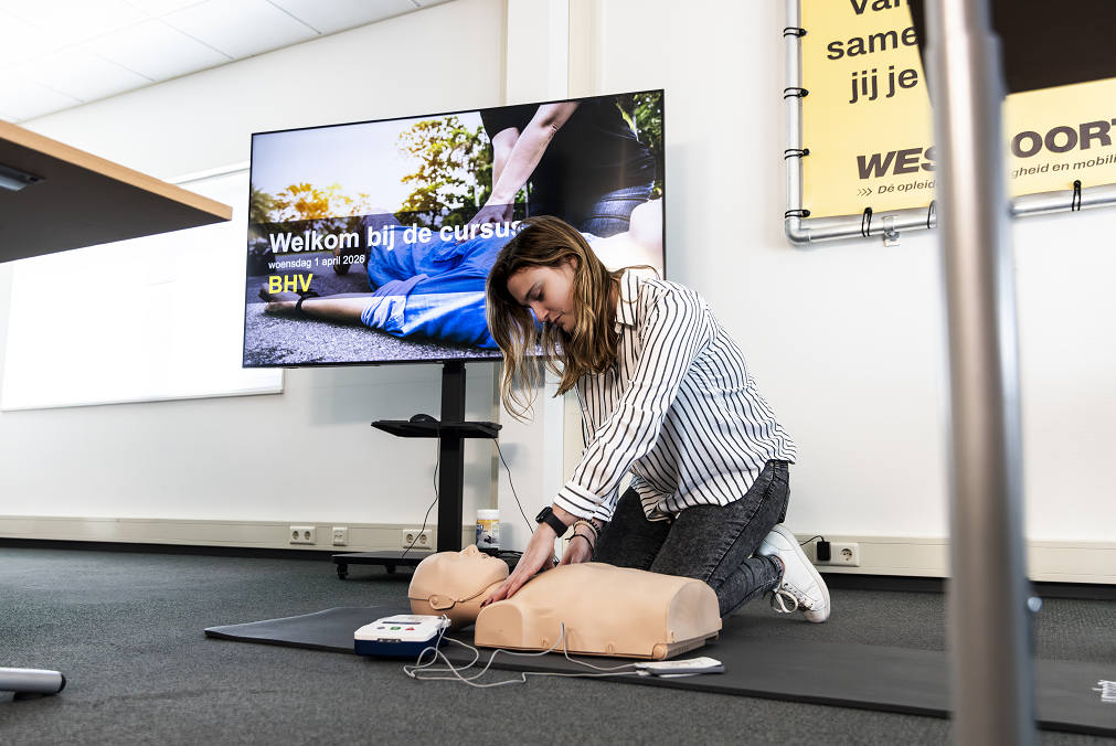 Cursist oefent reanimatie met AED tijdens een BHV cursus bij Westpoort.