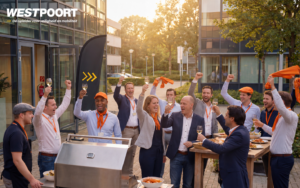 Groep cursisten viert na een incompany BHV training van Westpoort samen buiten bij een BBQ, als onderdeel van de BHV BBQ zomeractie voor bedrijven.