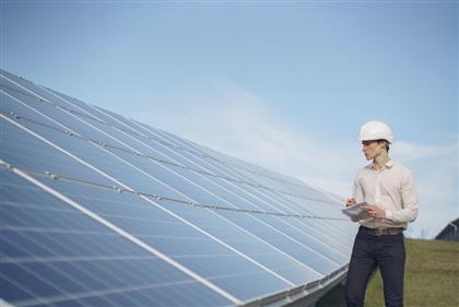 Eerste monteur zonnestroominstallaties op het dak